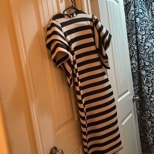 Black woman Dress spandex to it comes right to the knee
